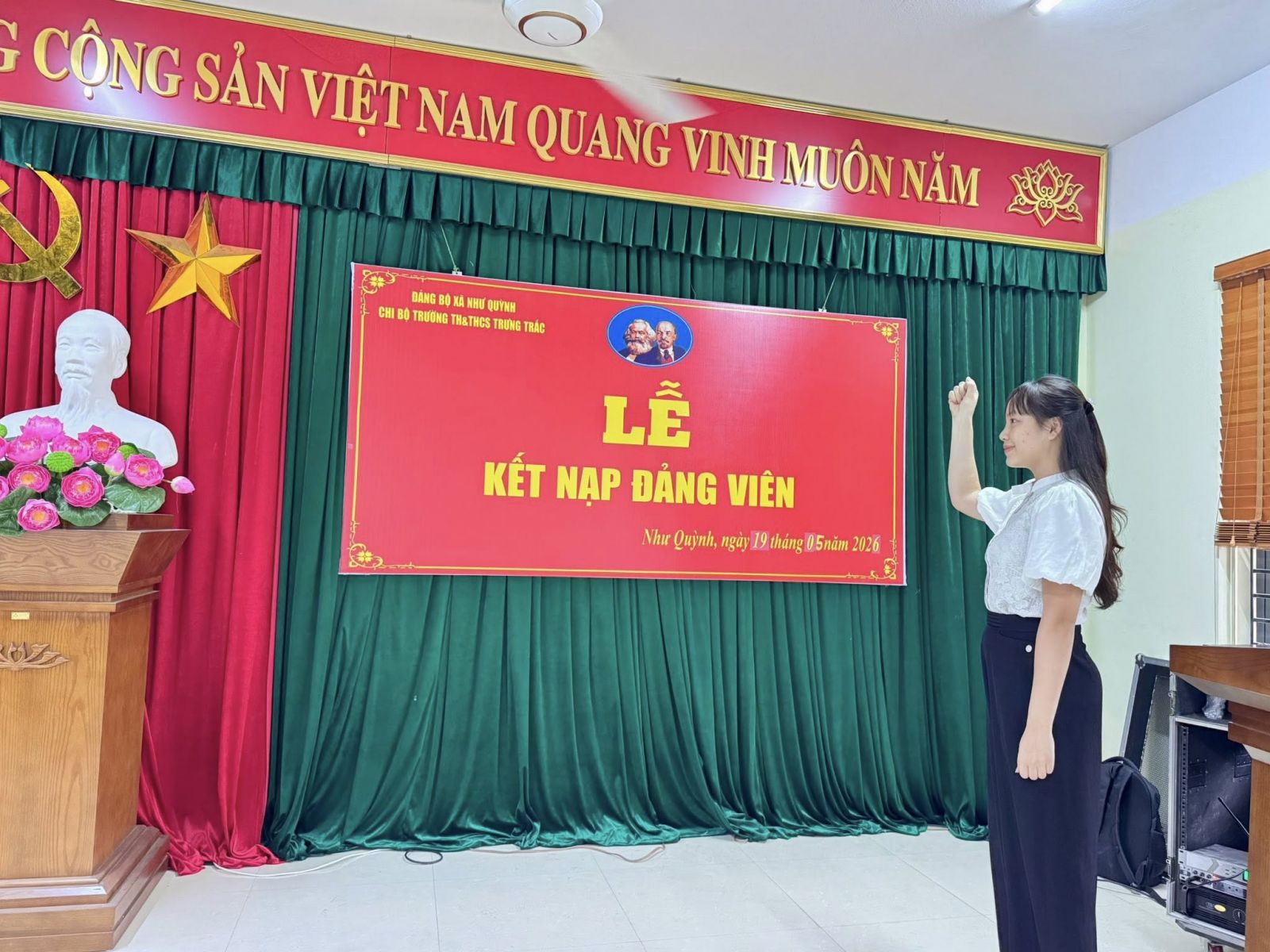 CHI BỘ TRƯỜNG TH&THCS TRƯNG TRẮC TỔ CHỨC LỄ KẾT NẠP ĐẢNG VIÊN MỚ